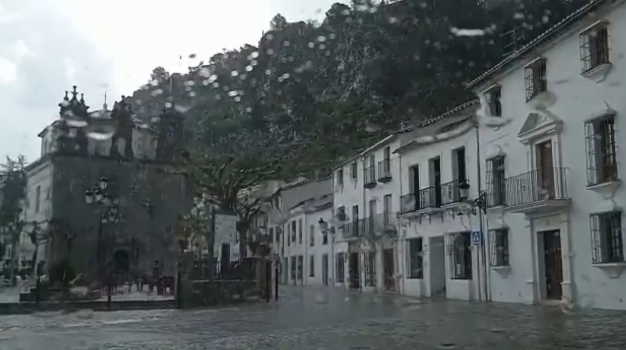 Momento de la granizada en la mañana de este martes en Grazalema.