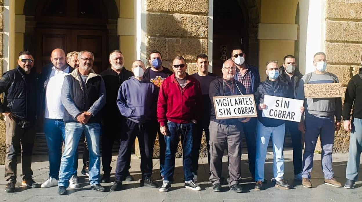 Trabajadores de Mersant, manifestándose ante el Ayuntamiento de Cádiz.