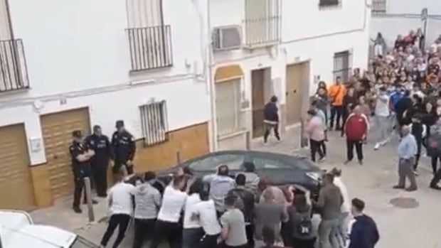 Graves disturbios en Casariche durante una protesta vecinal ante una oleada de robos