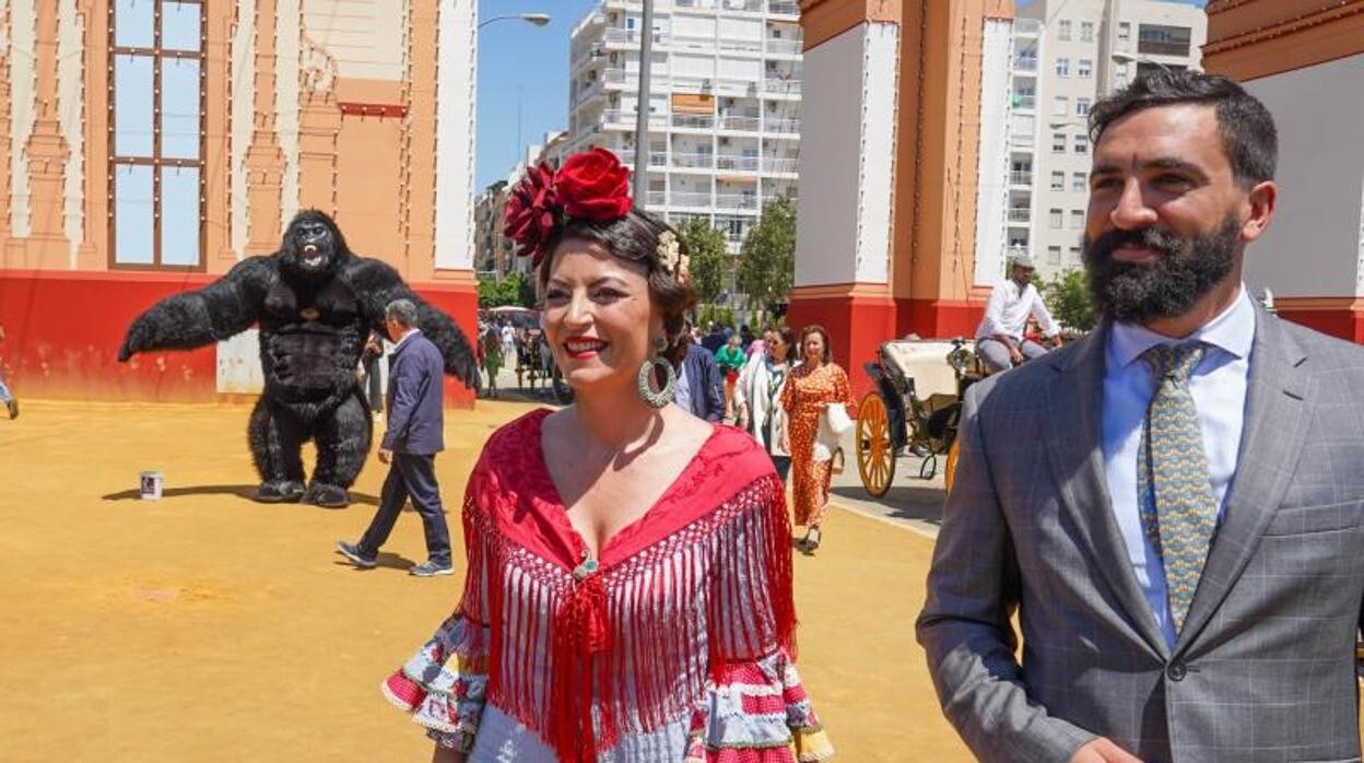 Macarena Olona, cerca de un gorila de pega, ayer en la Feria de Abril de Sevilla.