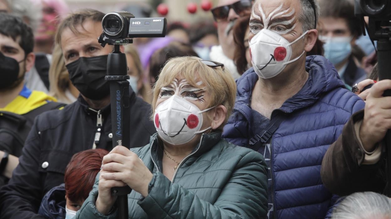 Varios turistas graban a las agrupaciones durante el pasado Carnaval de Cádiz celebrado en febrero.