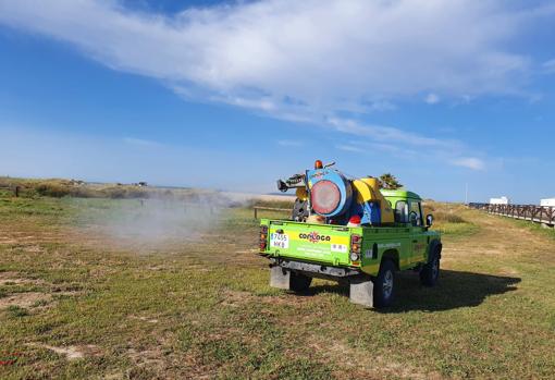 Fumigación antimosquitos en zonas de jardines próximas a las playas