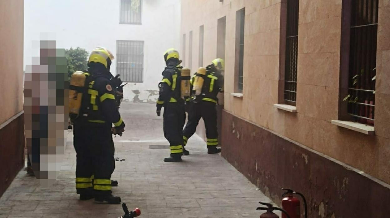 Susto por el incendio en una casa del barrio de Santa María en Cádiz