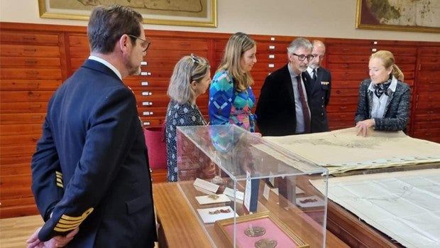 Visita del rector de la UCA al Instituto Hidrográfico de la Marina en Cádiz