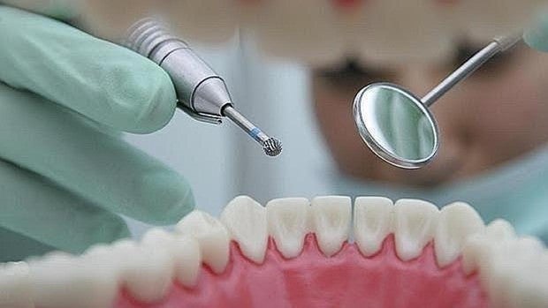 Condenado un protésico dental de Chiclana por realizar labores propias de dentista