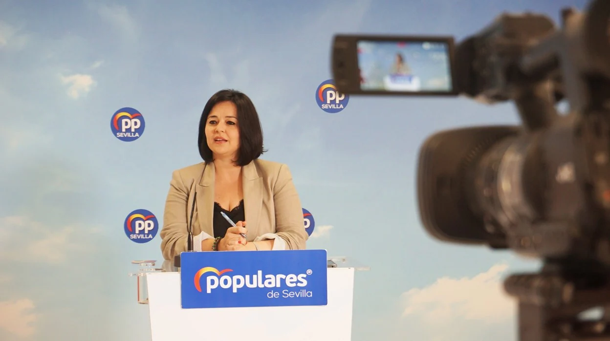 Virginia Pérez, presidenta del PP de Sevilla, este jueves en rueda de prensa
