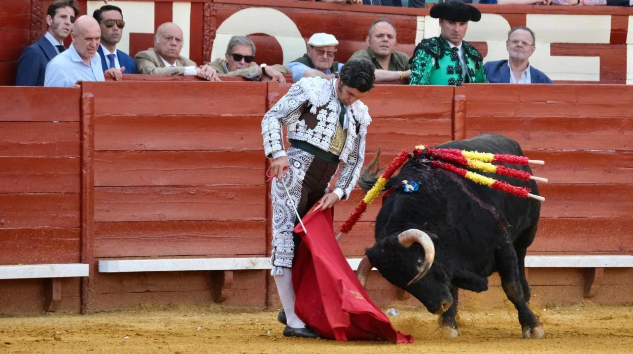 Morante y Roca Rey pasean sendos trofeos en el cierre de la Feria de Jerez
