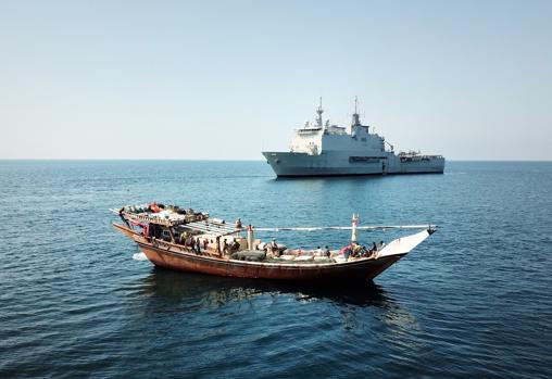 Un ‘dhow’ en el Índico y al fondo barco de la operación.