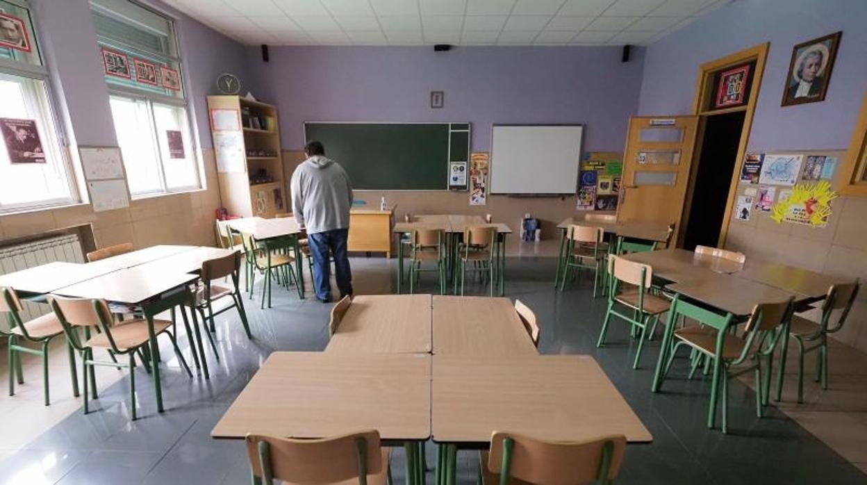 Un profesor , en su clase vacía durante el confinamiento sanitario en primavera de 2020.