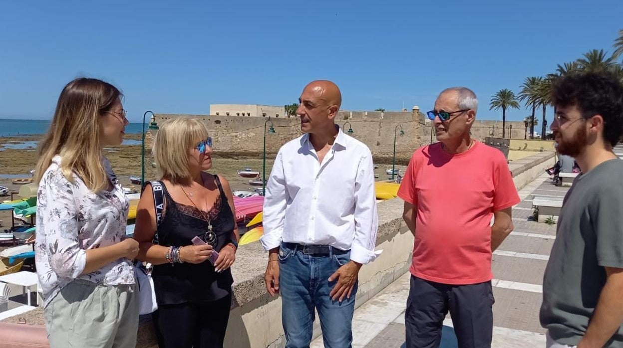 José Antonio Ayuso, en el centro de la imagen, en la playa de La Caleta