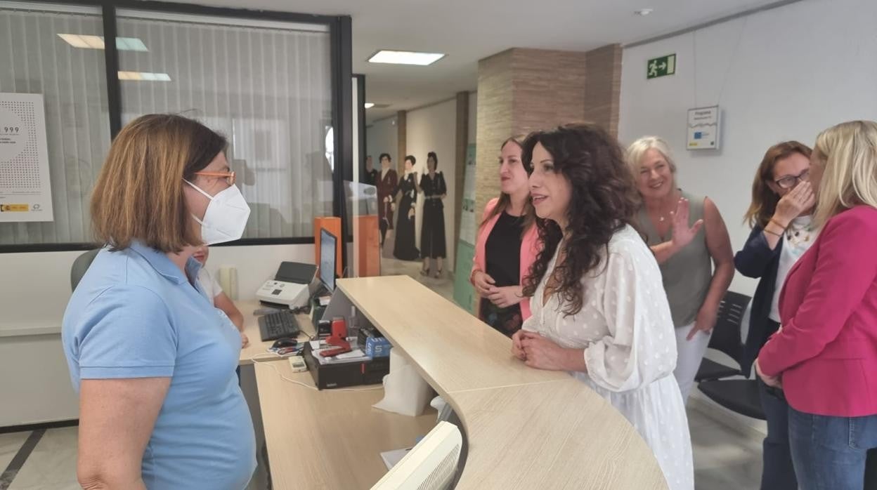 La consejera Rocío Ruiz visita el CMIM de San Fernando