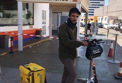 Ismael, en pleno descanso para tomar un café.