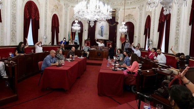 Kichi salva el primer paso para un nuevo servicio de transporte que subirá el precio del billete en un 20%