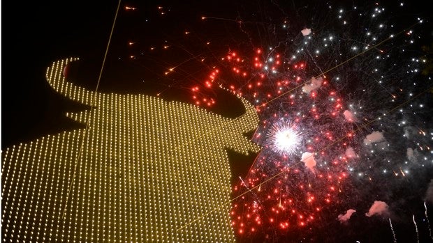 Los fuegos artificiales y el himno de Andalucía acompañarán al encendido de la Feria de la Primavera