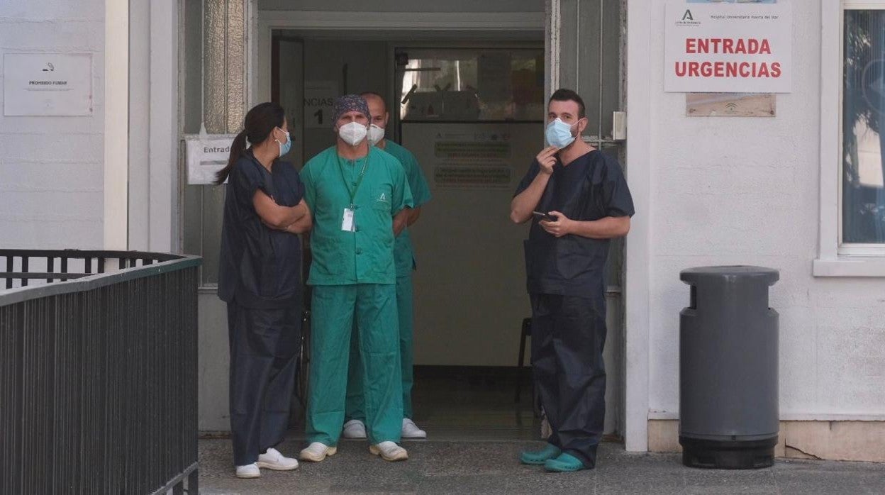 Foto de archivo: Sanitarios en el hospital Puerta del Mar.