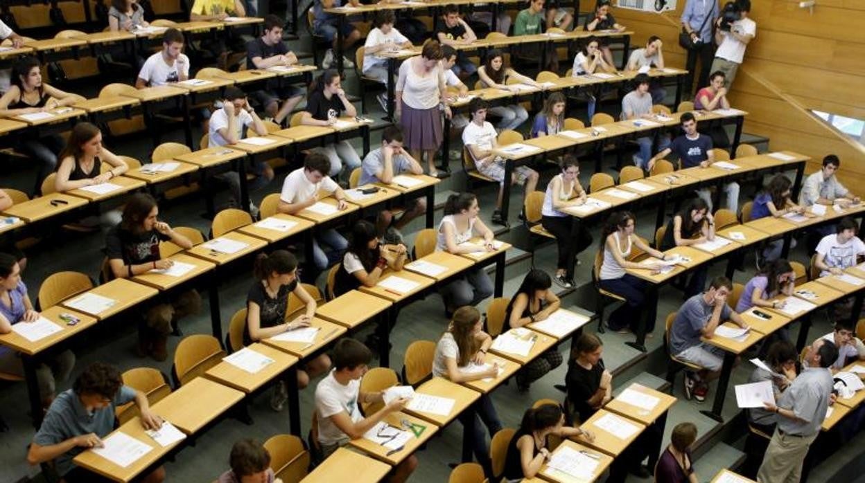 Un profesor explica detalles durante la convocatoria de PEvAU celebrada el pasado mes de junio.