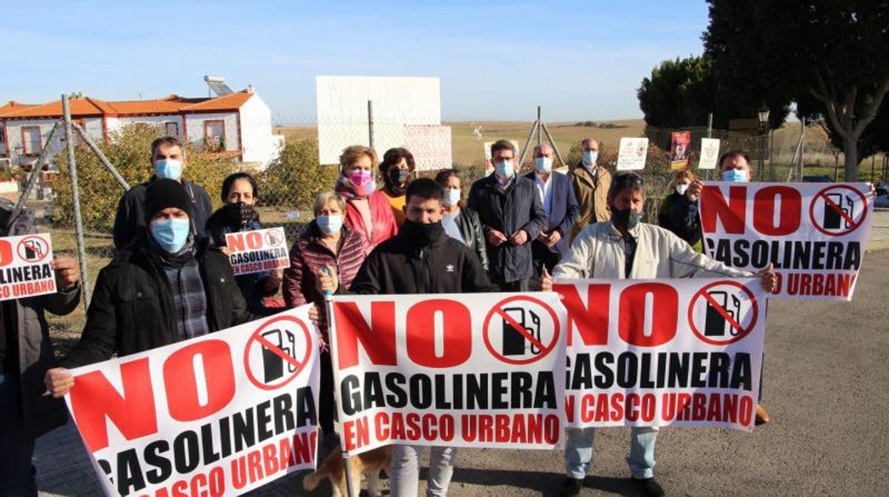 Protesta vecinal en Palomares en contra de la instalación de una gasolinera cercana a una urbanización