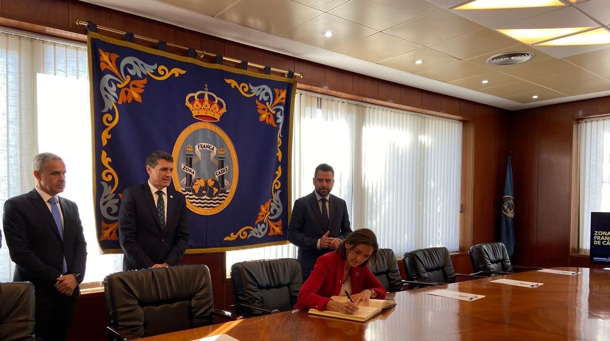 La ministra ha firmado en el libro de honor de la Zona Franca de Cádiz