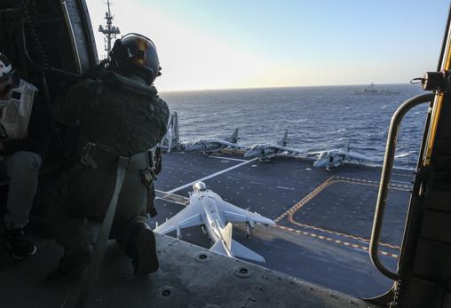 Cubierta del buque ‘Juan Carlos I’ con varios aviones ‘Harrier’ vista desde un helicóptero de la Flotilla de Aeronaves de la Armada.