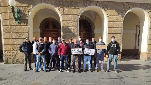 Los vigilantes del Ayuntamiento de Cádiz acumulan cinco nominas sin cobrar