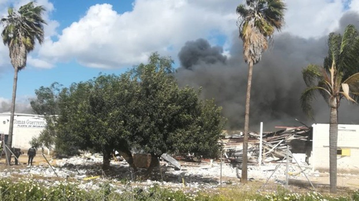 La nave avícola de Morón envuelta en una gran columna de humo tras sufrir una deflagración