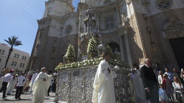 El Consejo de Hermandades pide a Kichi que la procesión del Corpus pueda salir por la puerta principal de la Catedral