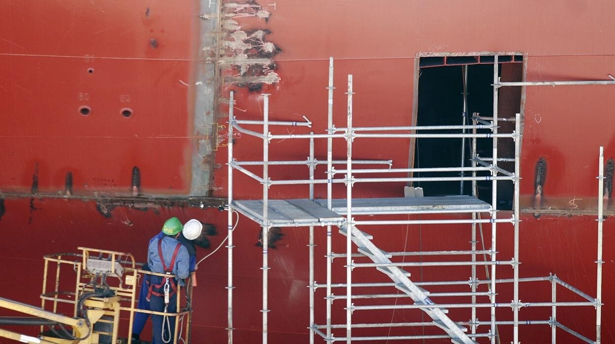 Trabajos de soldadura en el casco de un buque