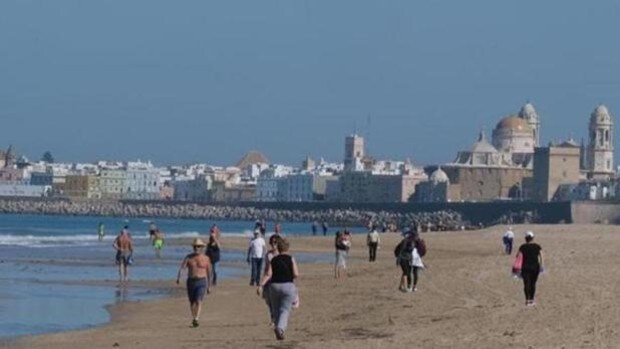 Alarma social entre los turistas tras la decisión de Kichi de permitir el nudismo en las playas de Cádiz