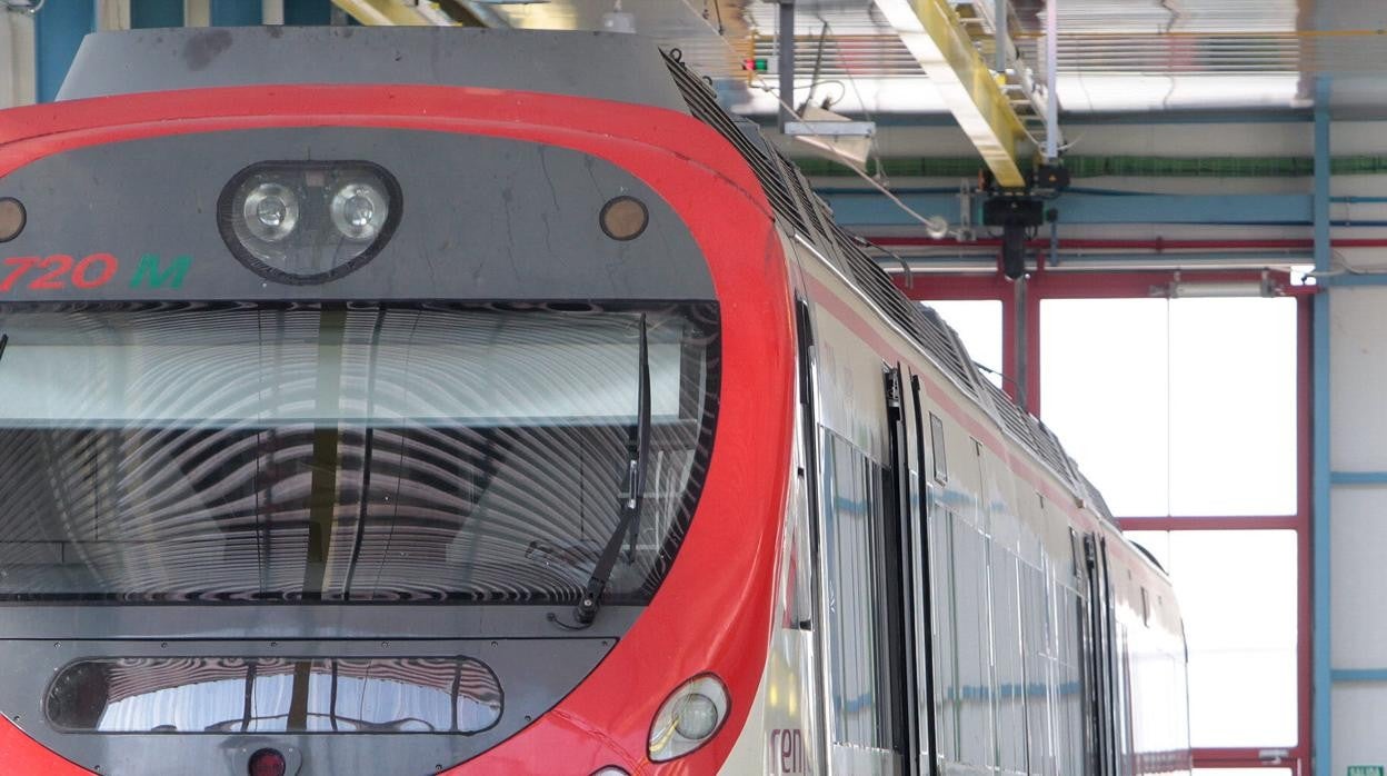 Trenes de Cercanías en la base de Renfe de Gaudalcacín