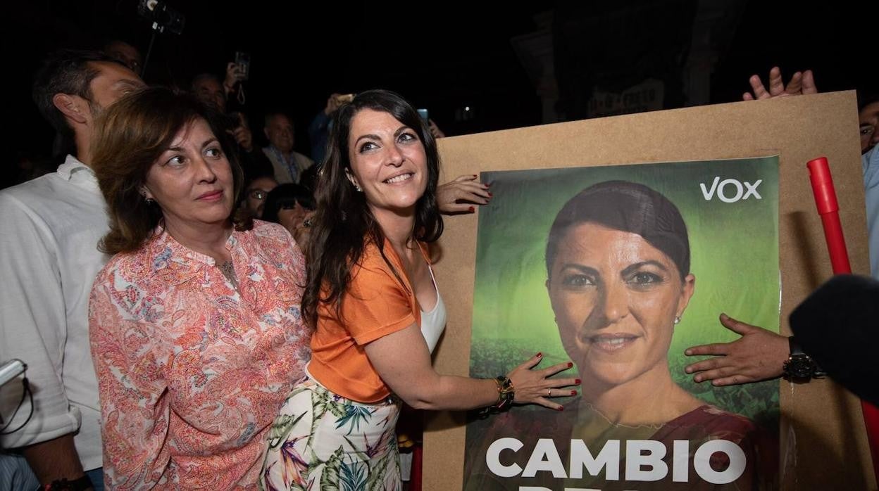 La candidata a la presidencia Macarena Olona en la tradicional pegada de carteles.