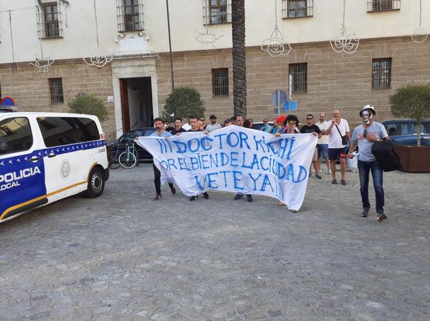 La Policía Local le da su 'especial' bienvenida a Kichi al Falla el día de la Final del COAC