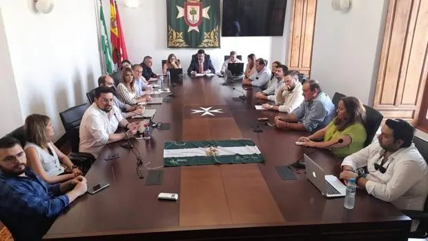 El PSOE pide la dimisión y la renuncia del acta del alcalde tras perder la cuestión de confianza