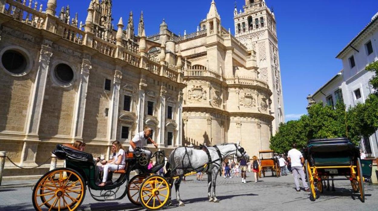 Turistas en el entorno de la Catedral de Sevilla