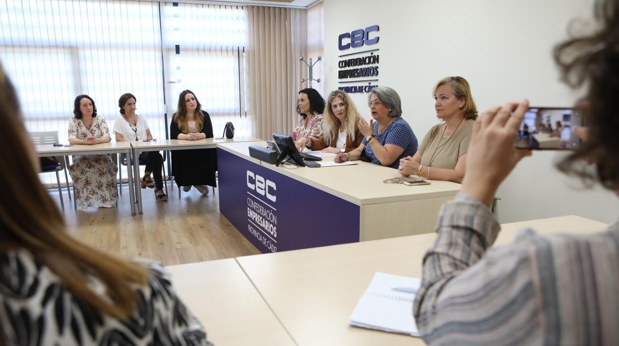 Mestre. junto a las mujeres empresarias en Cádiz.