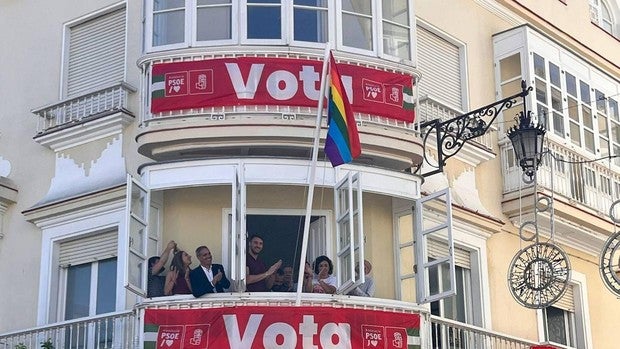 El PSOE de Cádiz iza la bandera LGTBI en la sede provincial para remarcar su «orgullo»