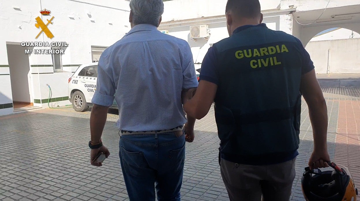 Un agente acompaña a dependencias policiales a uno de los detenidos