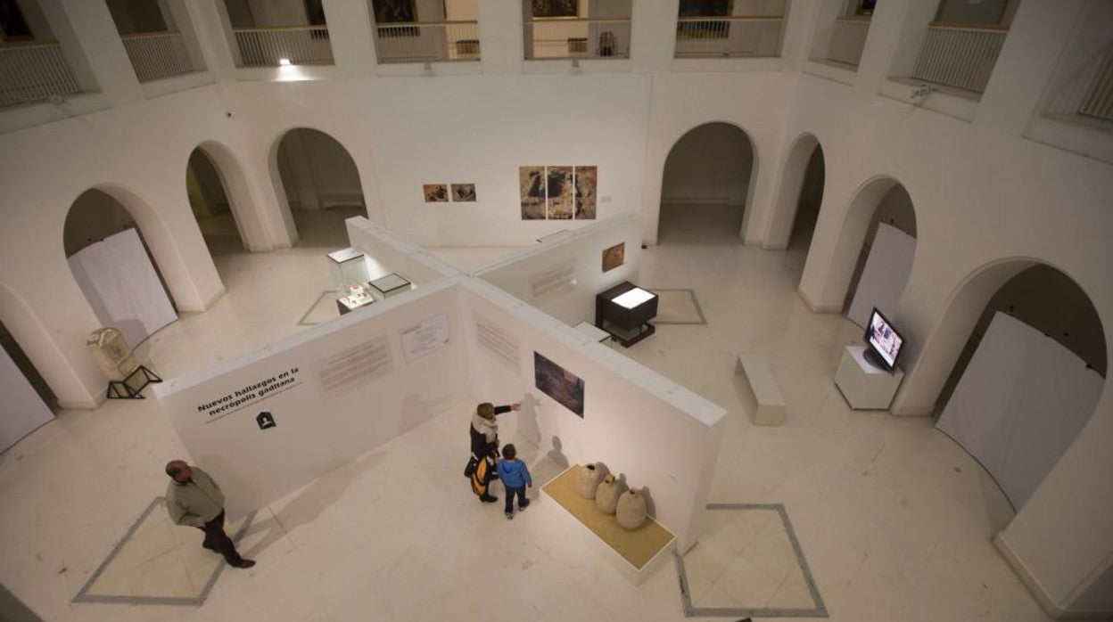 Una de las principales salas, patio cubierto, del Museo Provincial de Cádiz.