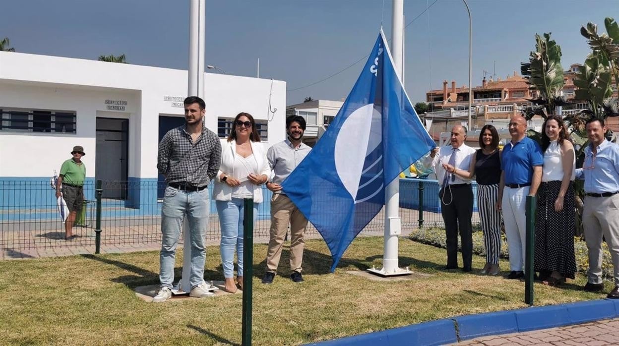 Izado de la Bandera Azul en Getares