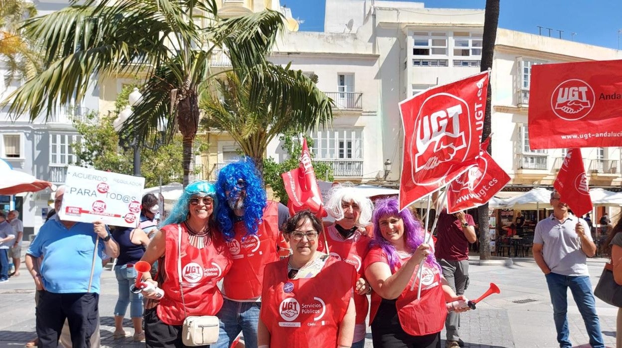 Colorida Y Encendida Protesta De Ugt Contra Kichi Exigiéndole Que A Igual Trabajo Igual Salario 0106