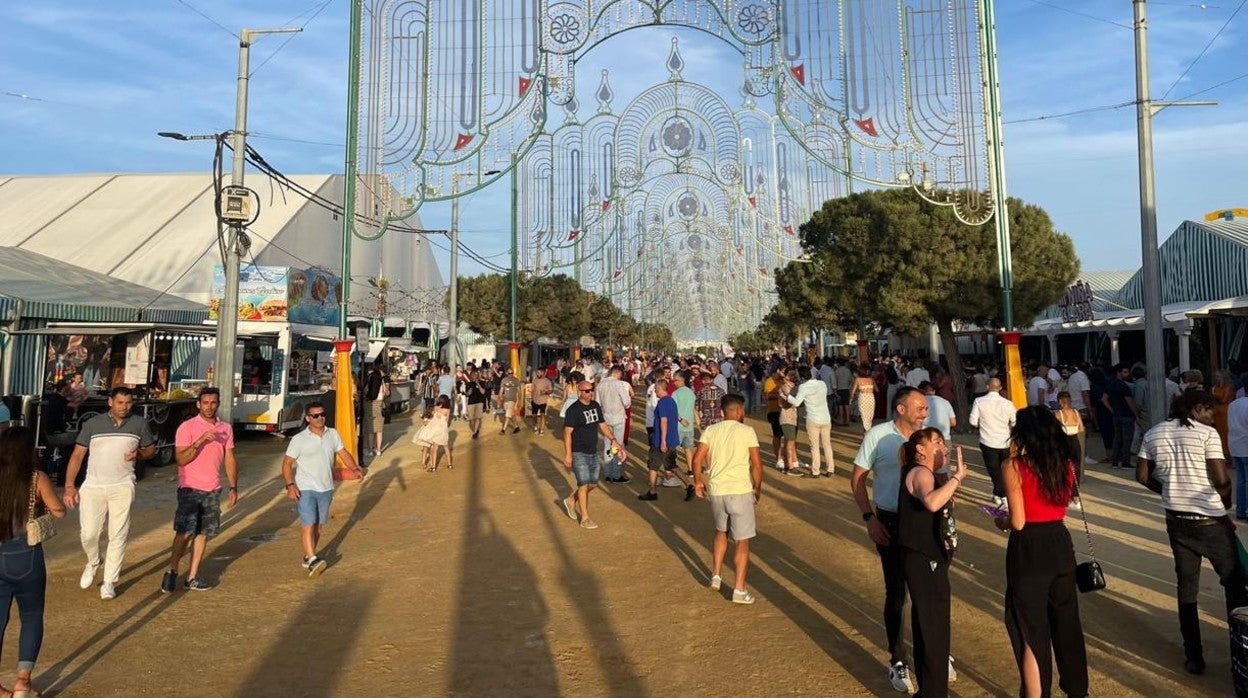 Los fieles no fallan en el domingo de feria en Chiclana