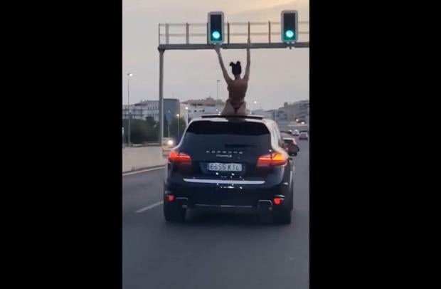 Vídeos virales: Sentados encima del coche en marcha mientras circulan por la autovía Málaga-Cádiz