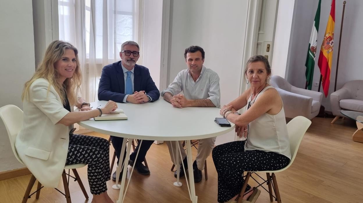 El rector de la UCA, Francisco Piniella, junto con Ana Mestre y Bruno García, del PP.