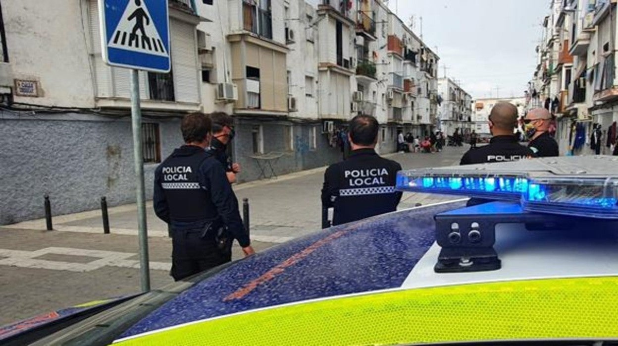 Agentes de la Policía Local vigilando la Esquina del Gato