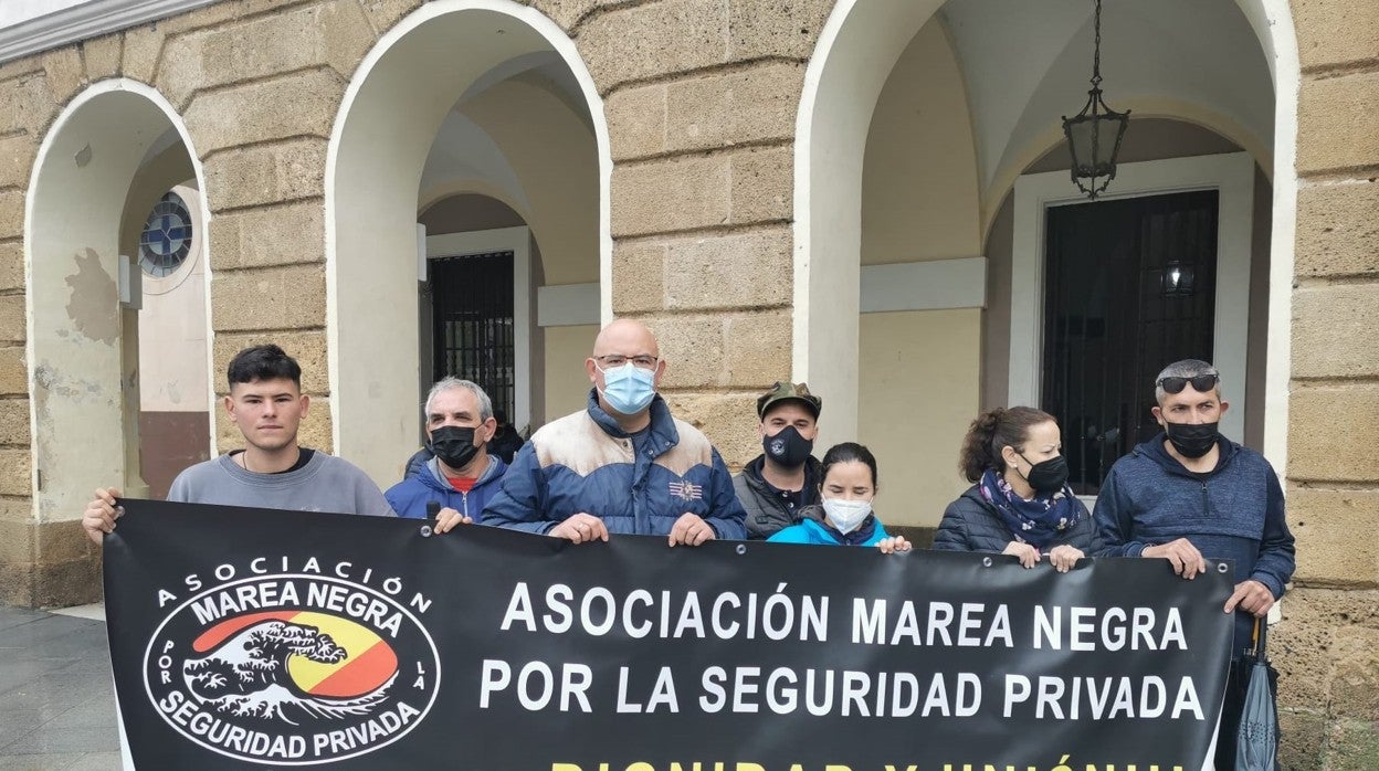 Miembros del colectivo denunciante, concentrados ante el Ayuntamiento de Cádiz.