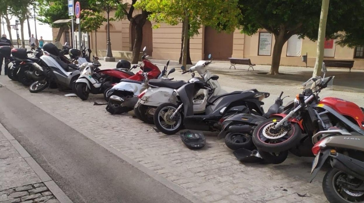 Un coche golpea y tira 16 motos en la Alameda de Cádiz y se da a la fuga