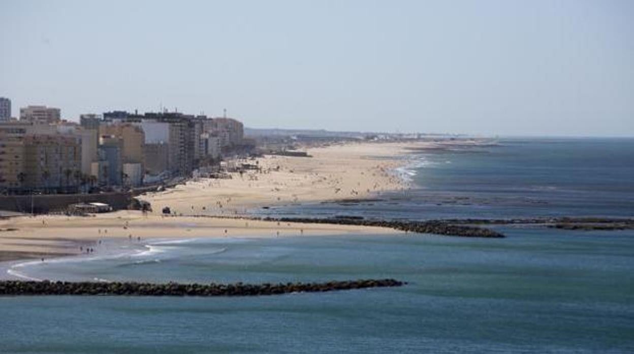 Cádiz activa la temporada media de playas