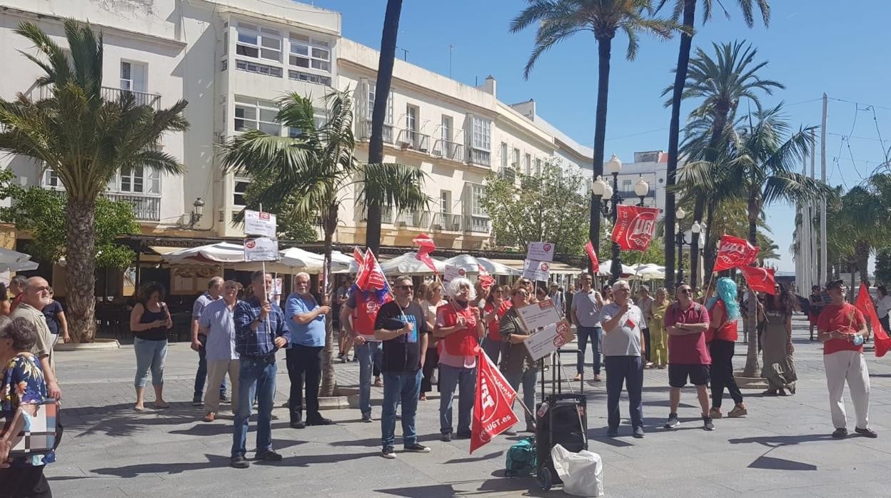 Protesta de UGT de la semana pasada a las puertas del Ayuntamiento de Cádiz.