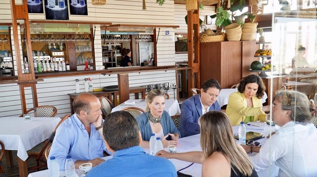 Ana Mestre reitera «el compromiso del PP» con los chiringuitos de Cádiz