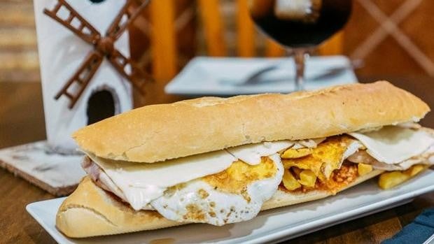 'Pollazo', un bocadillo de groseras dimensiones que se elabora en San Fernando