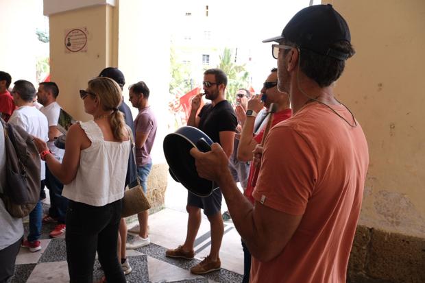 Cacerolada sindical contra Kichi pidiendo mejoras laborales para la plantilla municipal